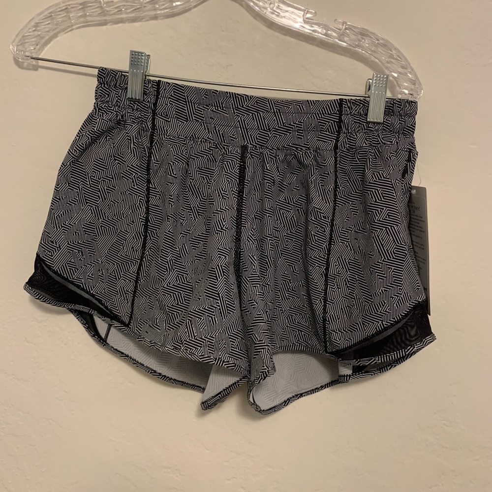 Lululemon seawheeze hotty hot short 4” size 8